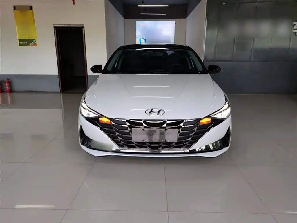 Hyundai Elantra 2022 1.5L CVT LUX Premium Edition фото 3