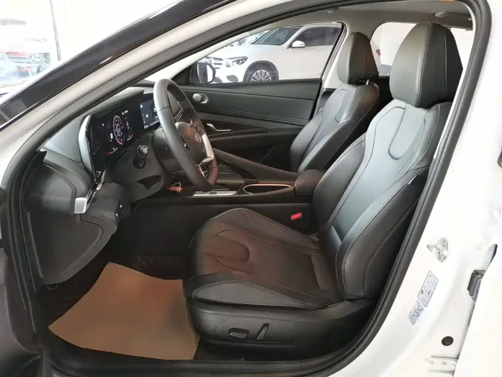 Hyundai Elantra 2022 1.5L CVT LUX Premium Edition фото 15