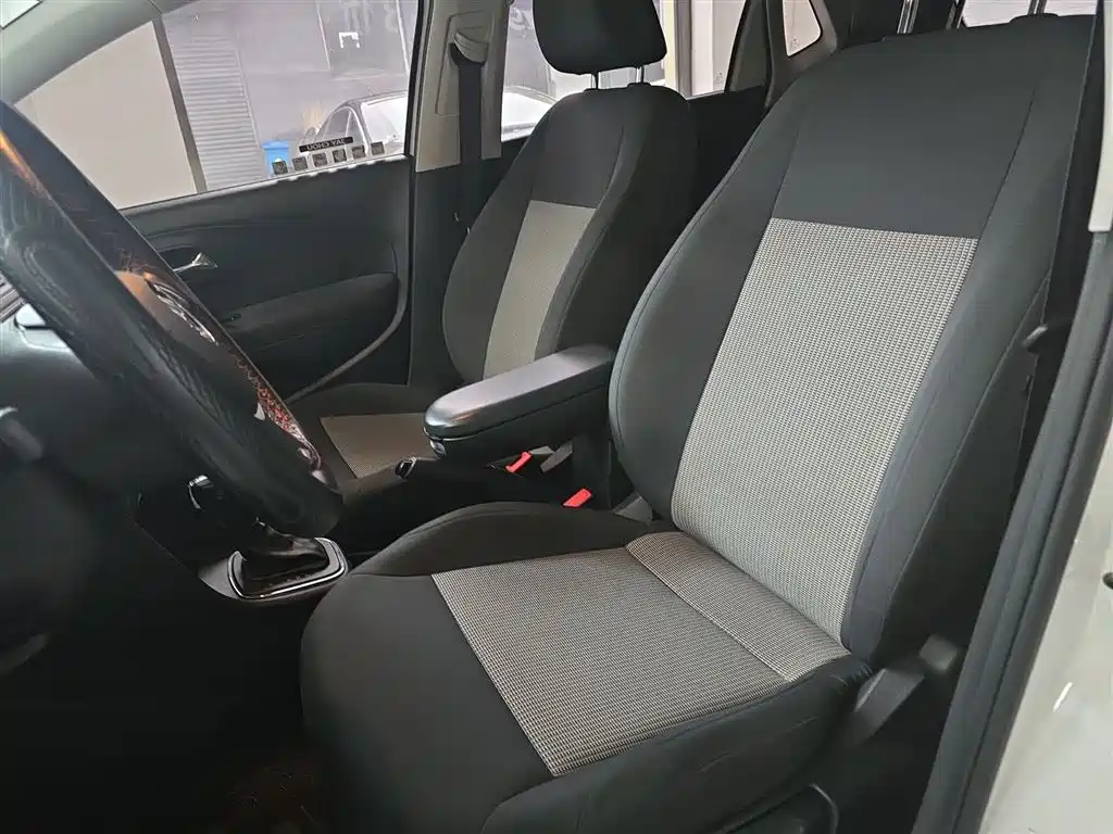 Volkswagen Polo 2018 1.5L Auto Safe Drive фото 15
