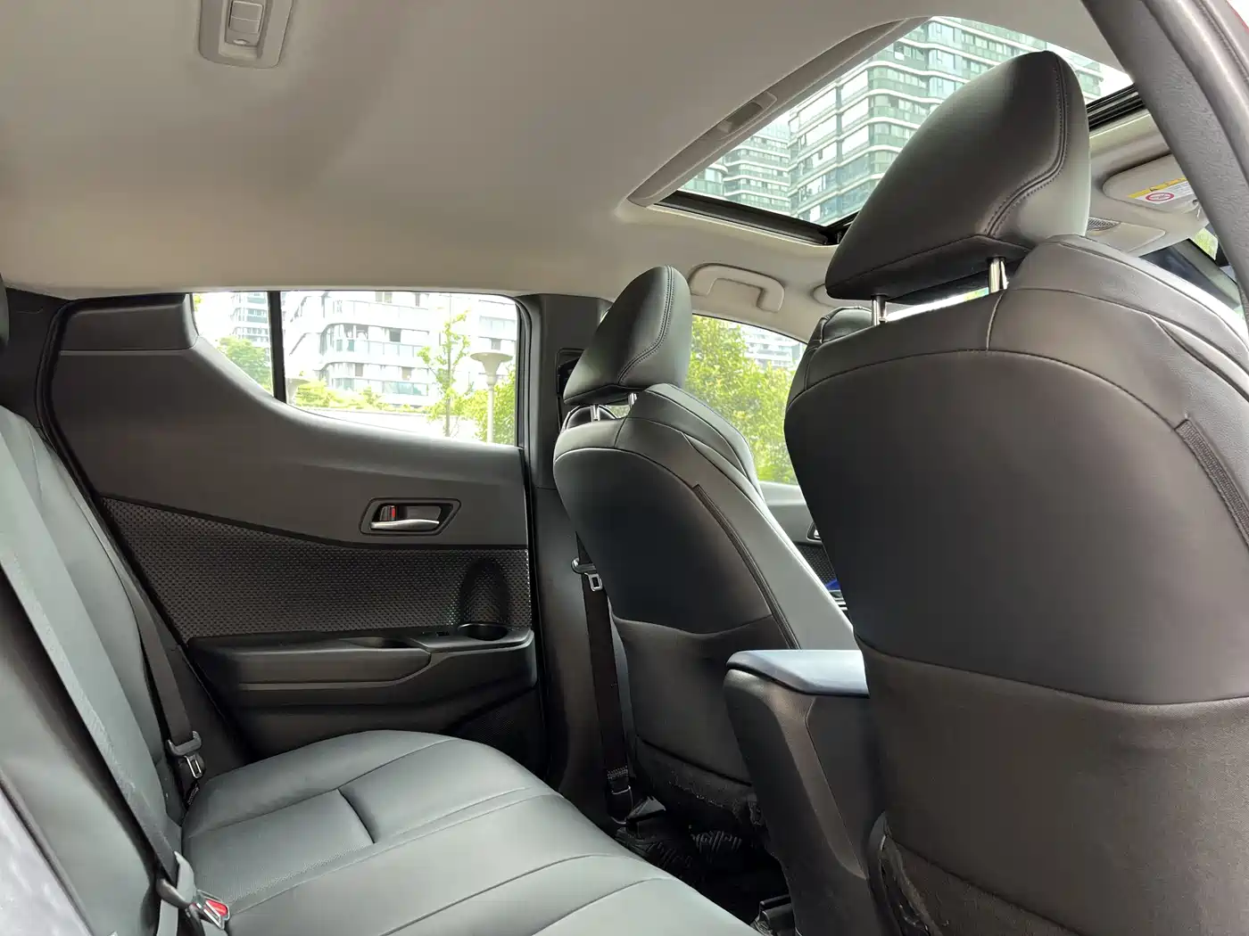Toyota C-HR 2021 2.0L Luxury Edition фото 11