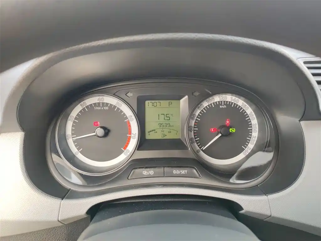 Škoda Fabia 2016 1.4L Automatic Car Enjoy Edition фото 8