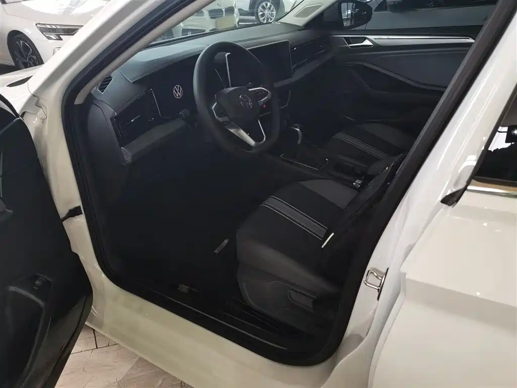 Volkswagen Sagitar 2025 300TSI DSG Flying Leap Edition фото 15