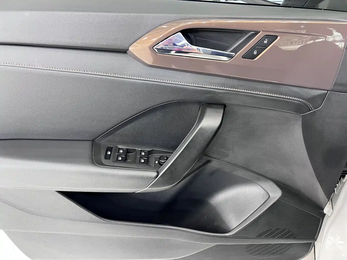 Volkswagen Tharu 2022 280TSI FWD Luxury Edition фото 8