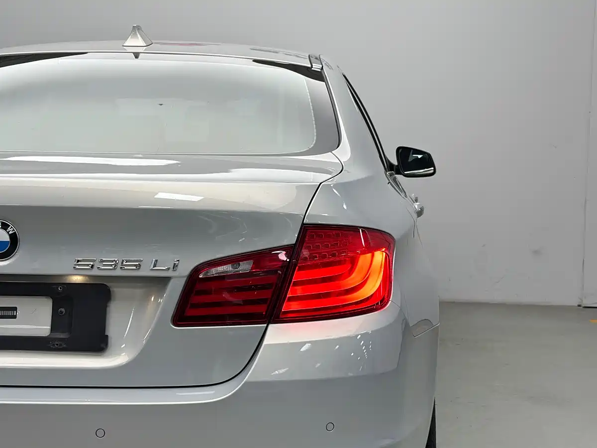 BMW 5 Series 2011 535Li Luxury фото 16