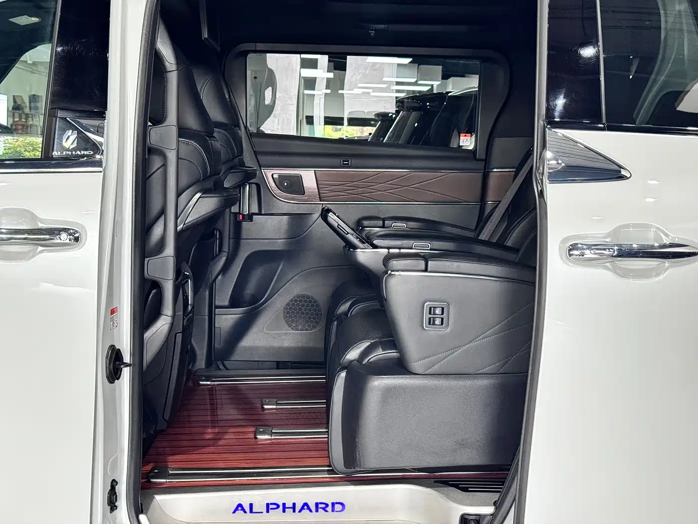 Toyota Alphard 2024 Hybrid 2.5L Ultimate Enjoyment Edition фото 30
