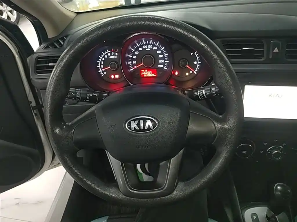 Kia K2 2012 Hatchback 1.4L AT GLS Commemorative Edition фото 11