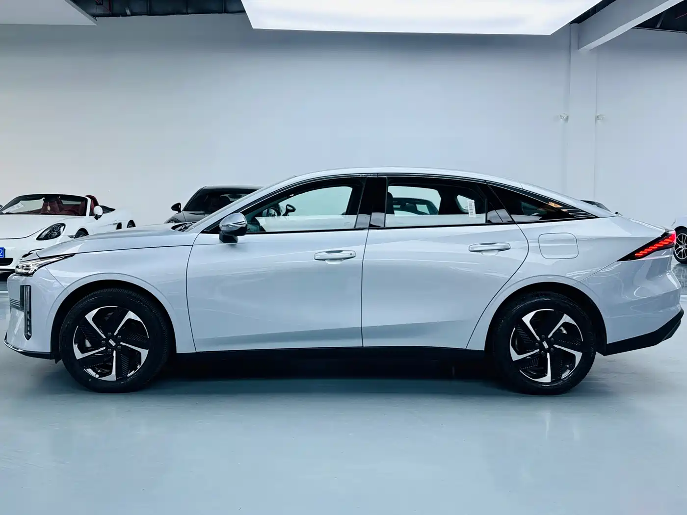 Geely Galaxy Galaxy L6 2025 EM-i 140km Starship Edition фото 12
