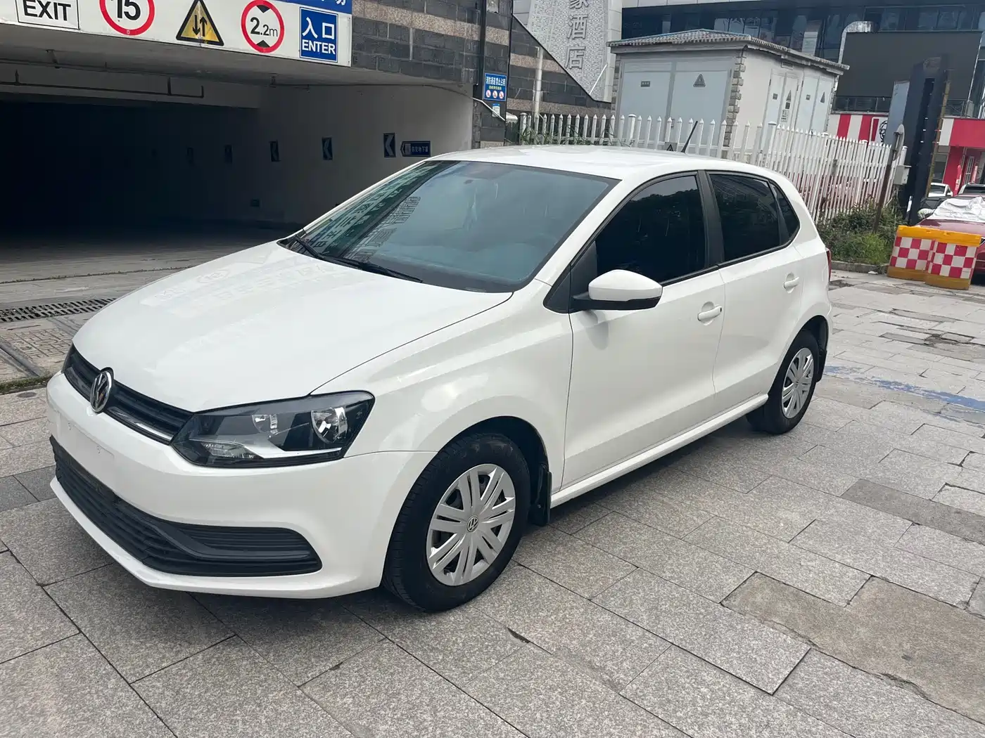 Volkswagen Polo 2016 1.4L Automatic Trend фото 2