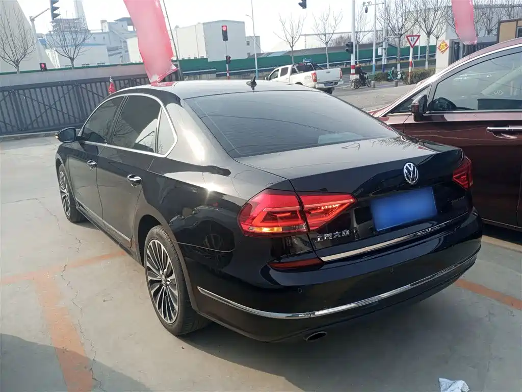 Volkswagen Passat 2017 330TSI DSG Luxury фото 5