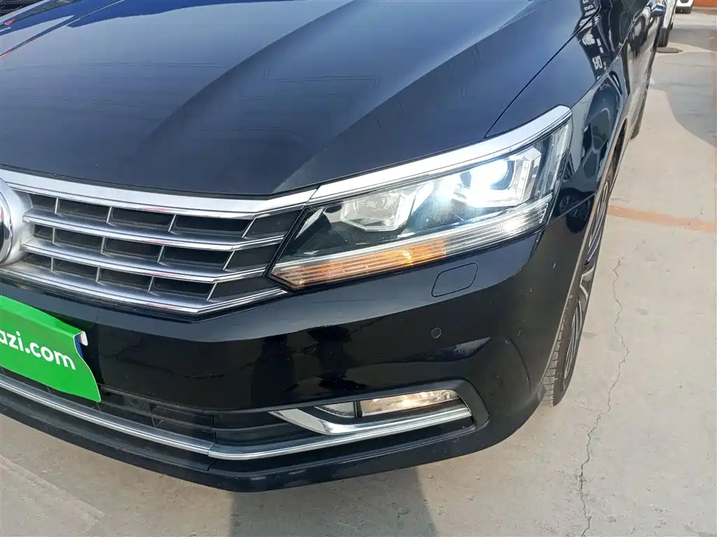 Volkswagen Passat 2017 330TSI DSG Luxury фото 24