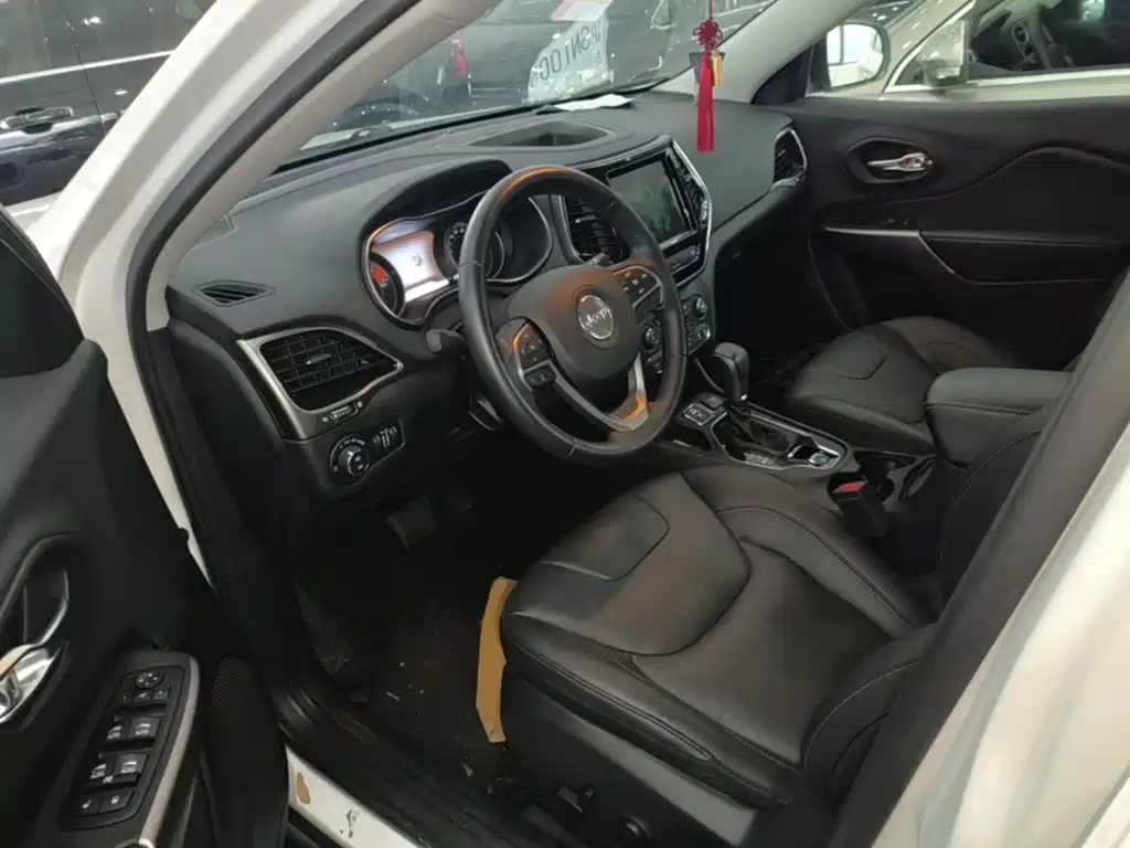 Фото 16 - Jeep Cherokee