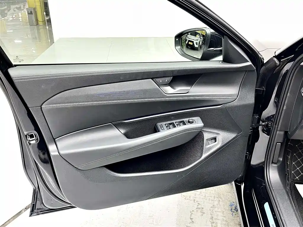 Volkswagen Passat 2025 Pro 380TSI Dragon Fortune Edition фото 8