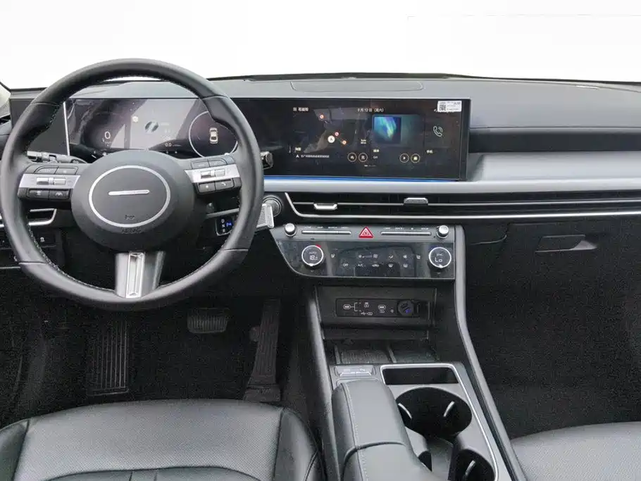 Photo 12 - Hyundai Sonata