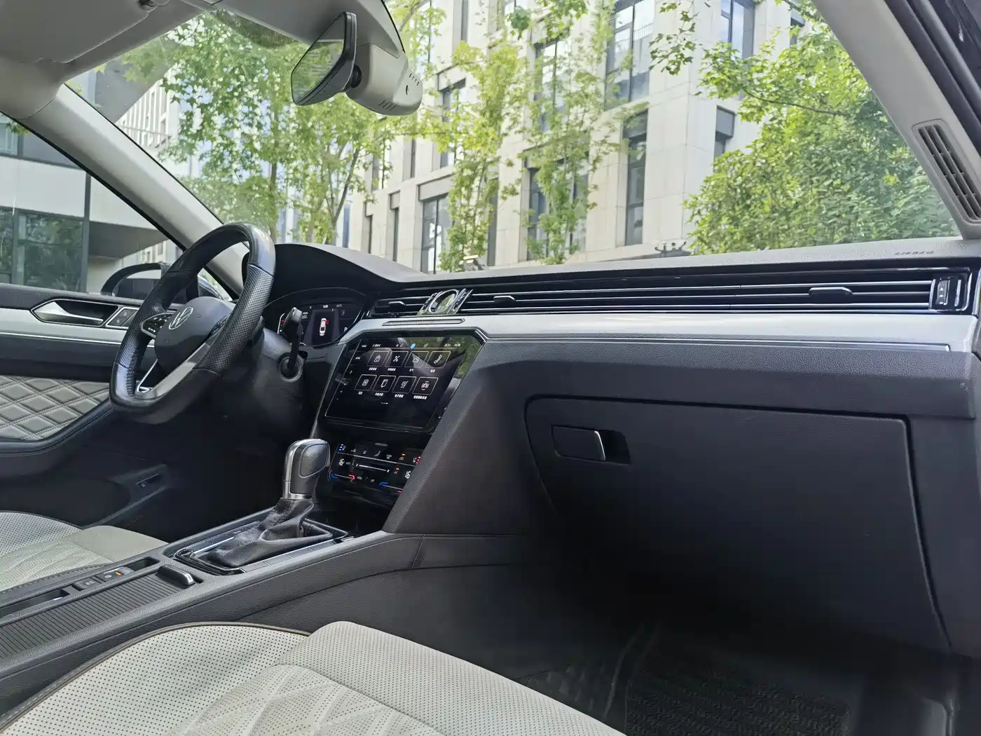 Volkswagen Magotan 2023 Model 2 Million Commemorative Edition 330TSI DSG Luxury фото 12