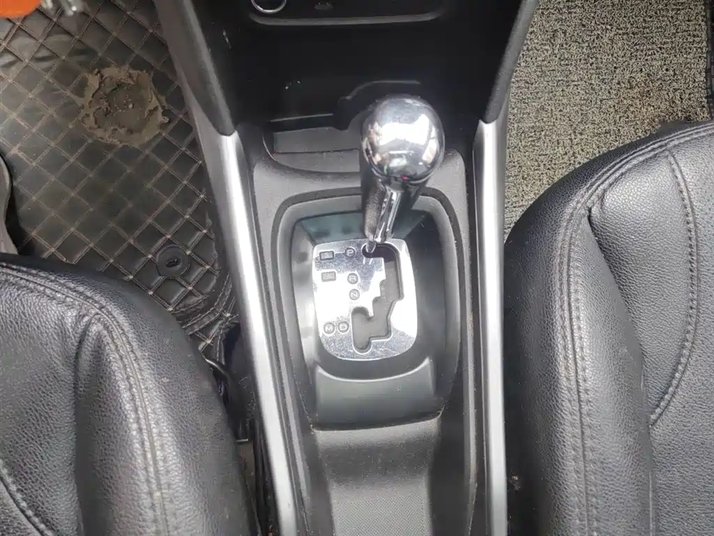 Peugeot 2008 2014 1.6L Automatic Fashion Edition фото 10
