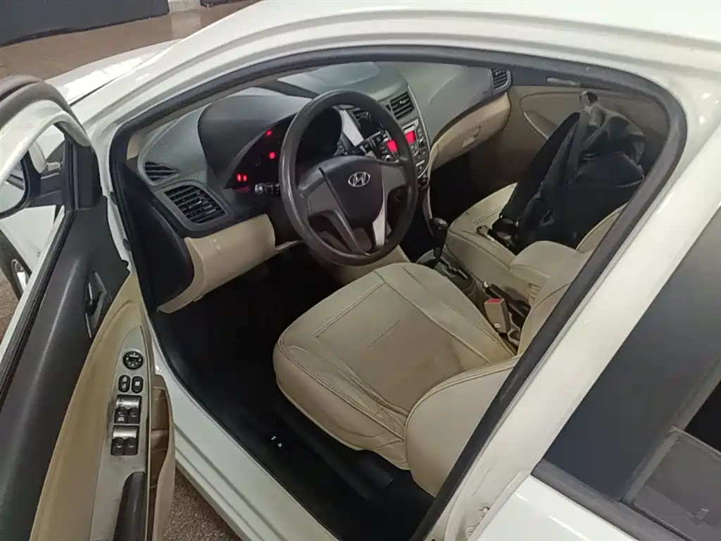 Hyundai Verna 2016 1.4L Automatic Smart GLS фото 16