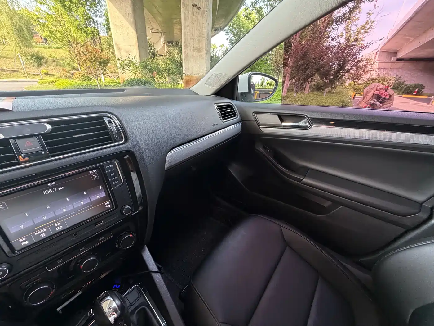 Volkswagen Sagitar 2018 1.6L Automatic Comfort фото 18