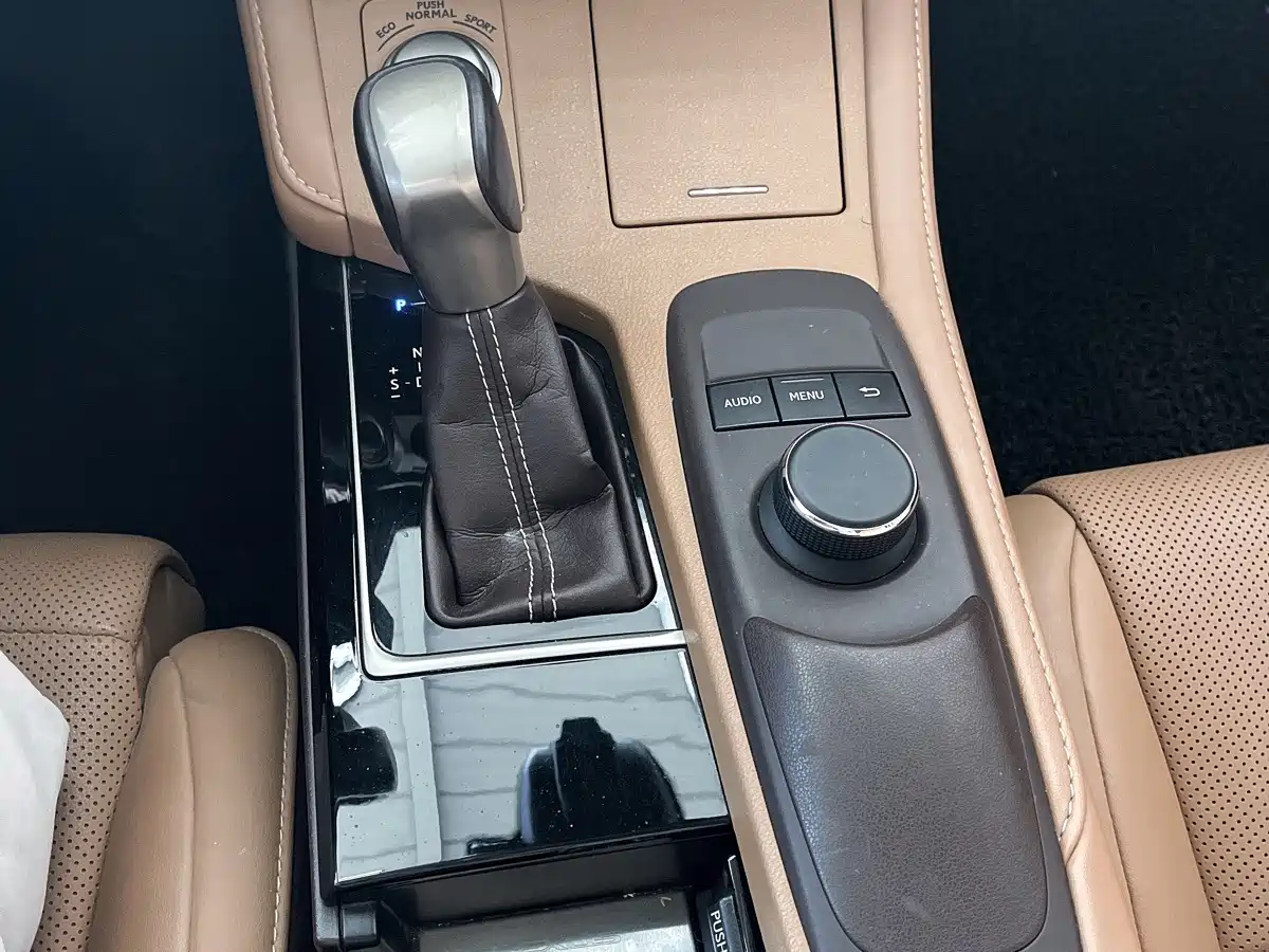 Фото 10 - Lexus ES
