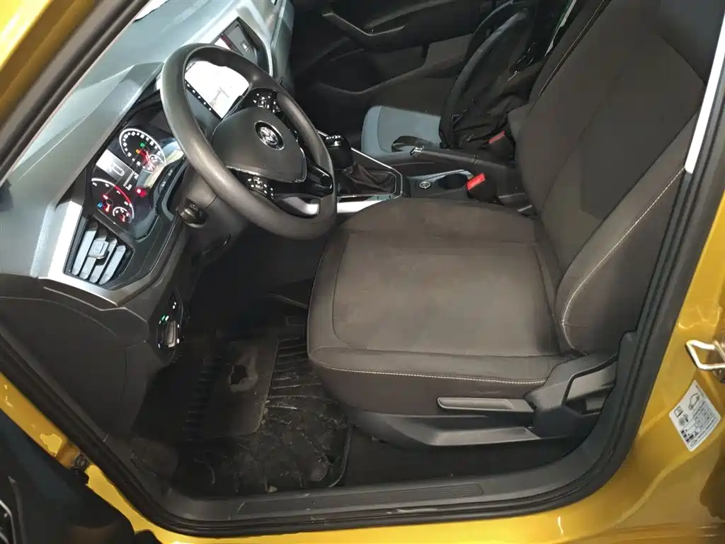 VOLKSWAGEN POLO