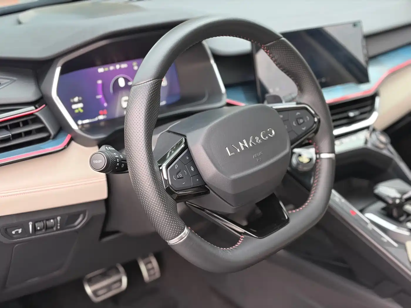 Lynk & Co 06 2020 1.5T Halo фото 5