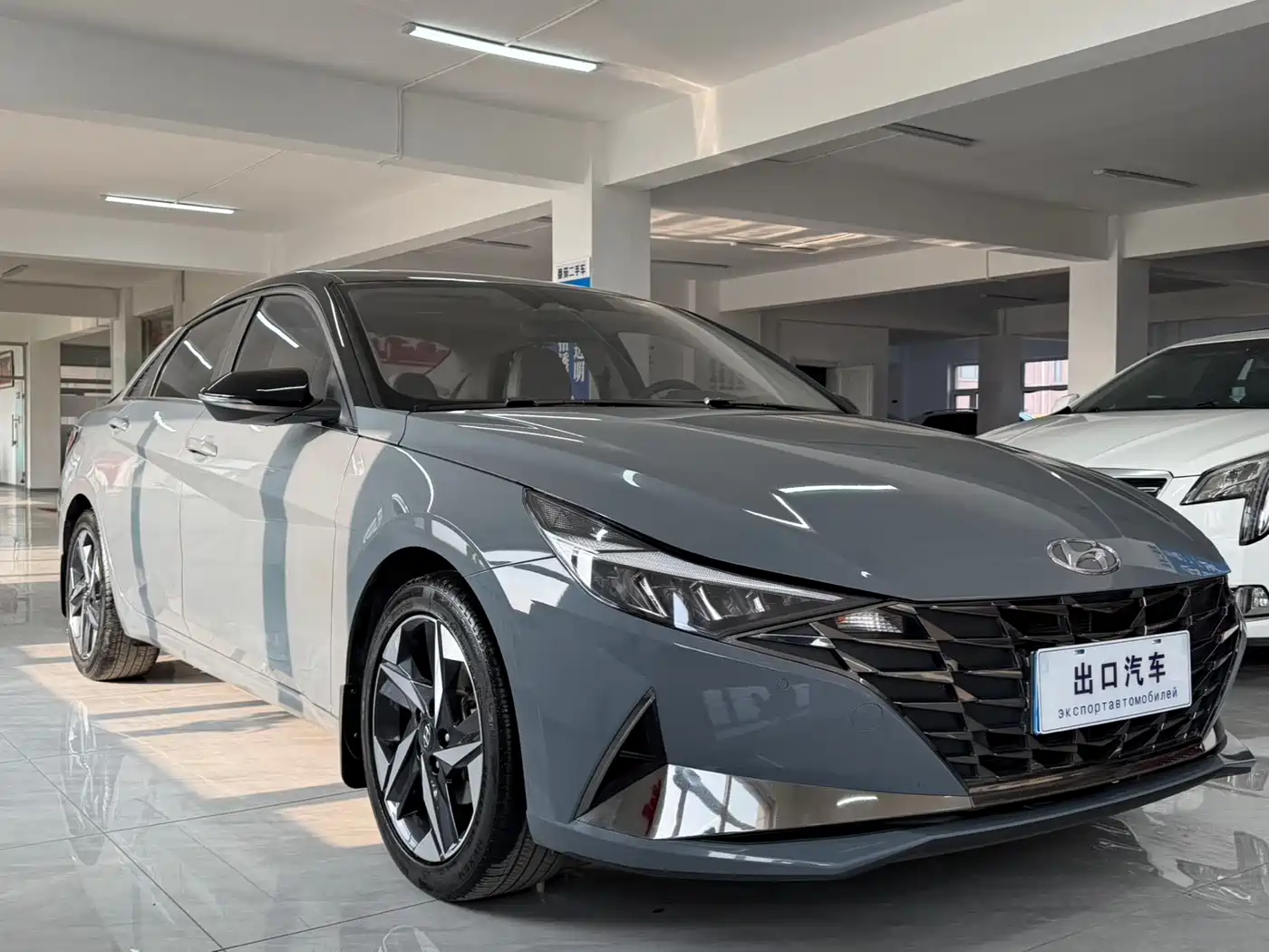 Hyundai Elantra 2022 1.5L CVT LUX Premium Edition фото 3