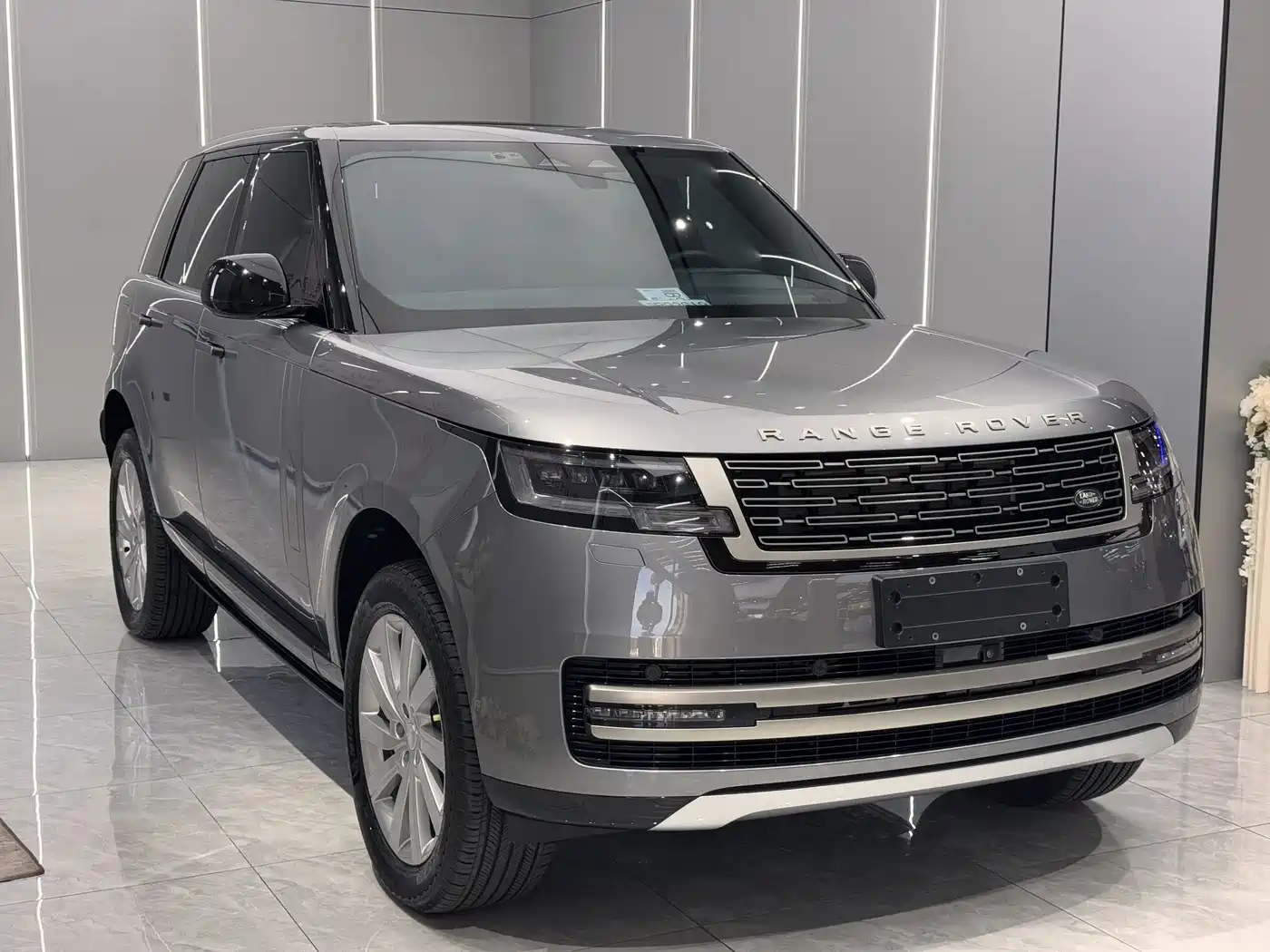Land Rover Range Rover 2023 3.0 L6 360PS Golden Age Edition фото 3