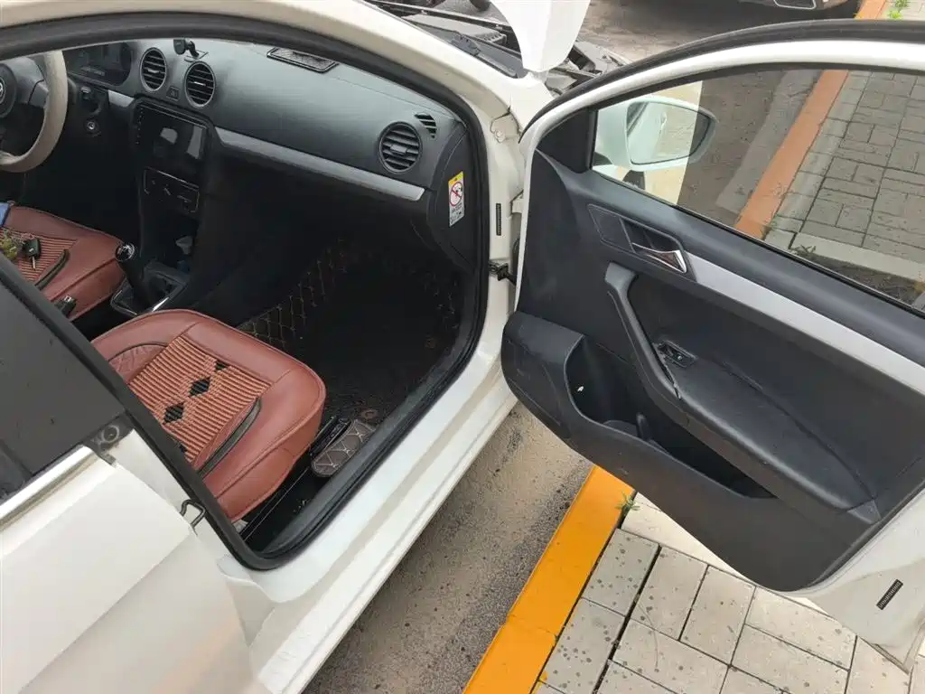Volkswagen Jetta 2013 1.6L Manual Comfort фото 21