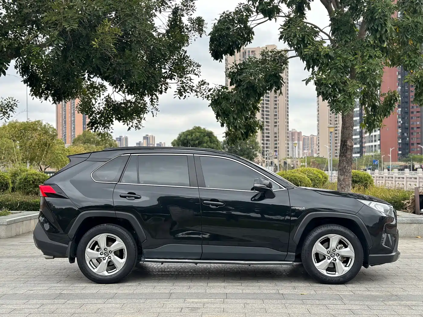 Toyota RAV4 Rongfang 2021 Hybrid 2.5L E-CVT Front-wheel Drive Elite Edition фото 4