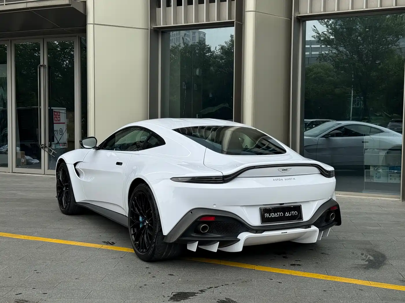 Aston Martin V8 Vantage 2018 4.0T V8 Coupe фото 6