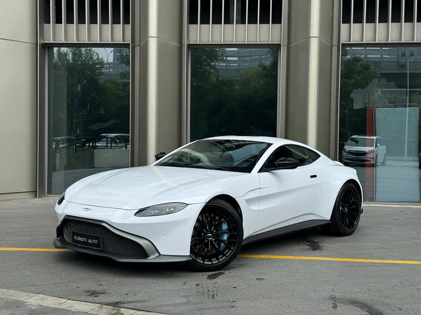 Aston Martin V8 Vantage 2018 4.0T V8 Coupe