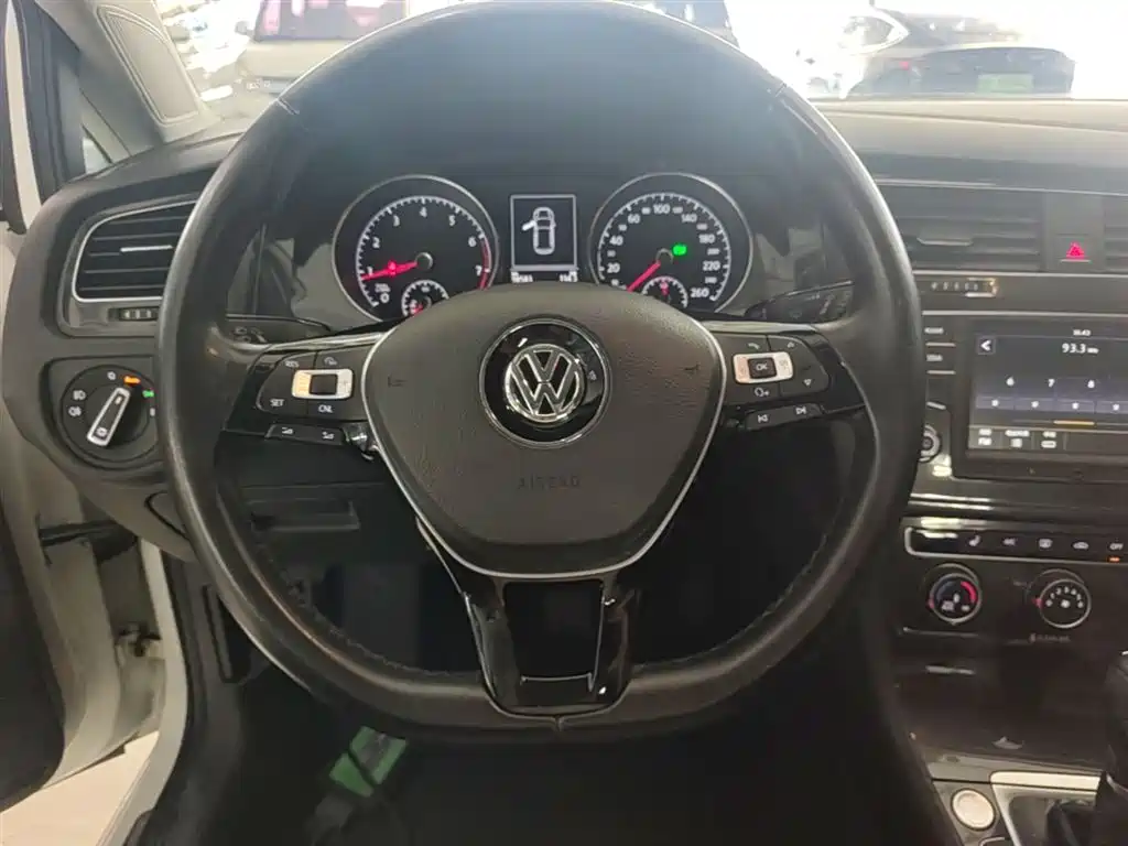 Volkswagen Golf 2017 230TSI Auto Luxury Millionth Anniversary Edition фото 11