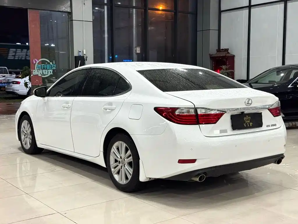 Фото 6 - Lexus ES