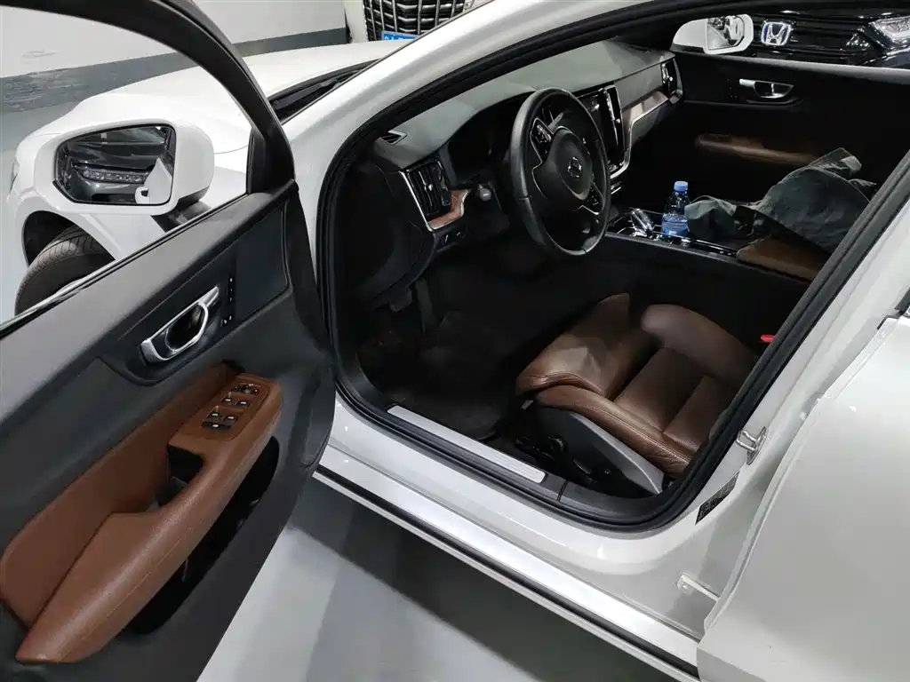 Фото 12 - Volvo S60