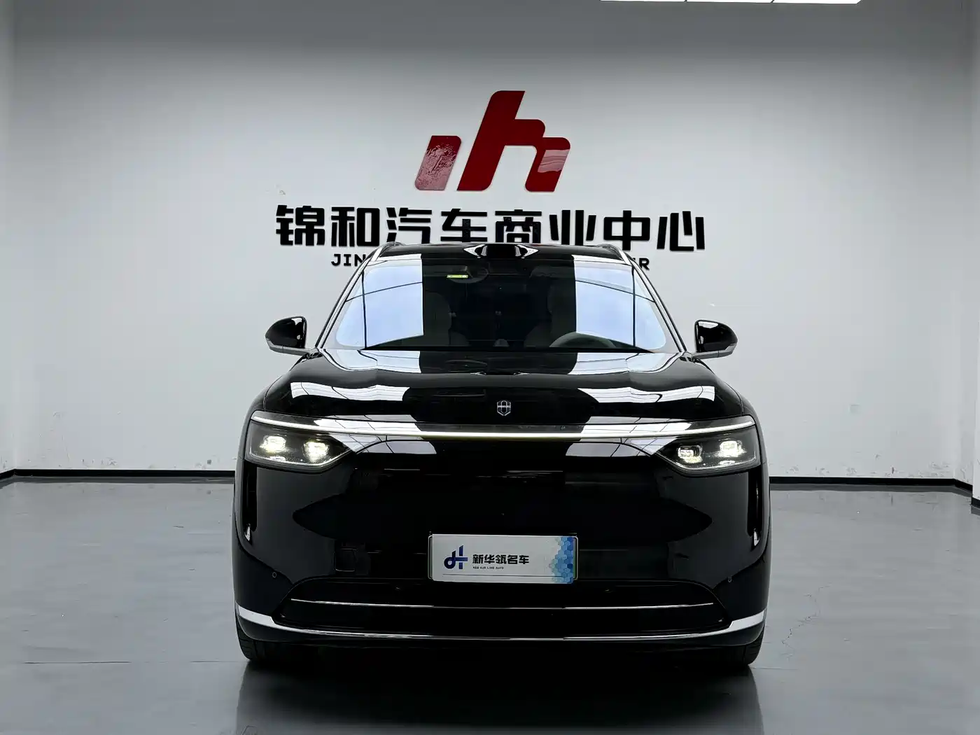 AITO Wenjie AITO M8 2025 Extended Range Ultra 53.4kWh 6-Seater фото 2