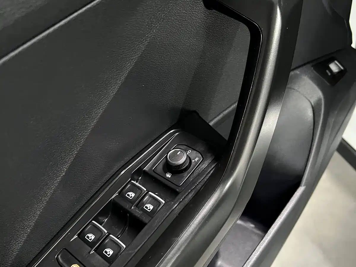 VOLKSWAGEN T ROC EXPLORING SONGS