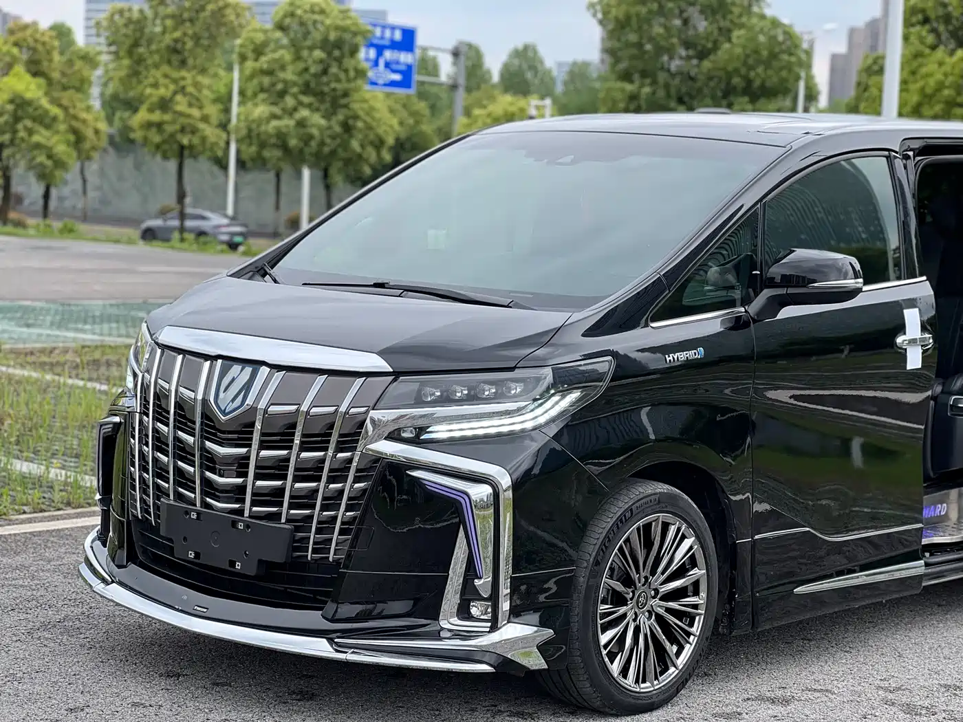 Toyota Alphard 2021 Hybrid 2.5L Premium фото 3