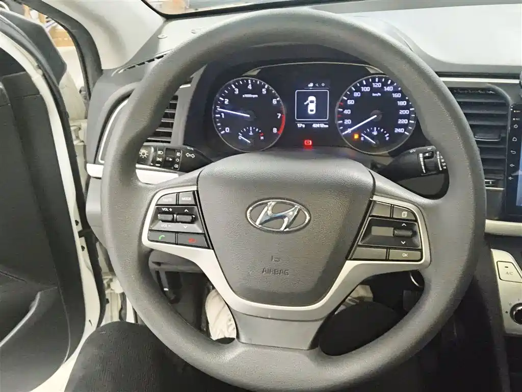 Hyundai Elantra 2016 1.6L Manual Smart & Vibrant Model фото 7