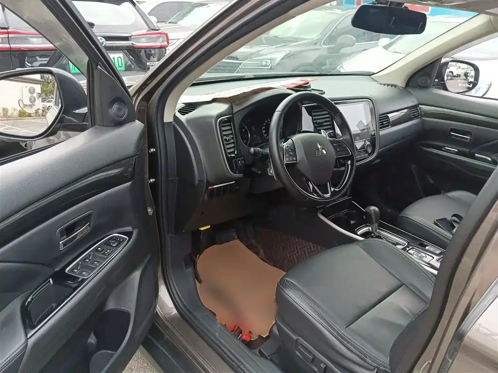 MITSUBISHI OUTLANDER