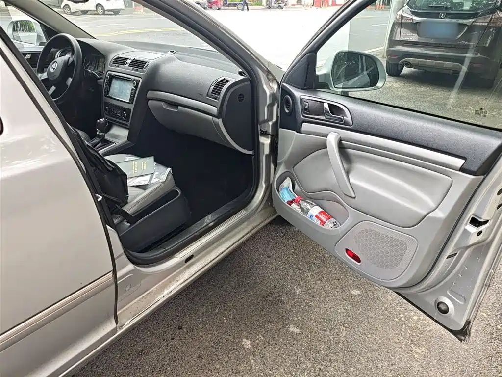 Škoda Octavia 2014 1.6L Auto Yijun Edition фото 20