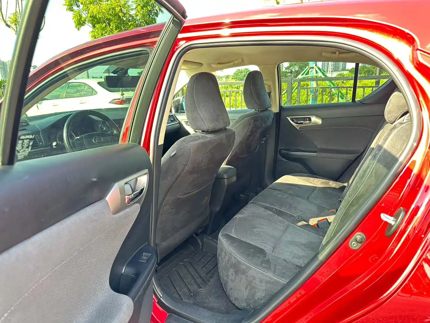 Photo 9 - Lexus CT