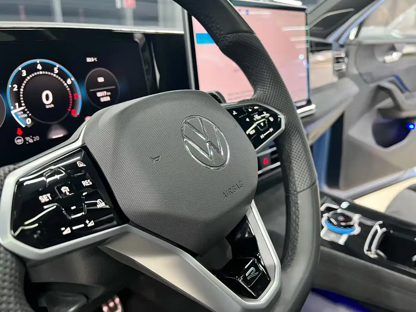 Volkswagen Tiguan L 2024 PRO 380TSI 4WD R-Line Premium Edition фото 6