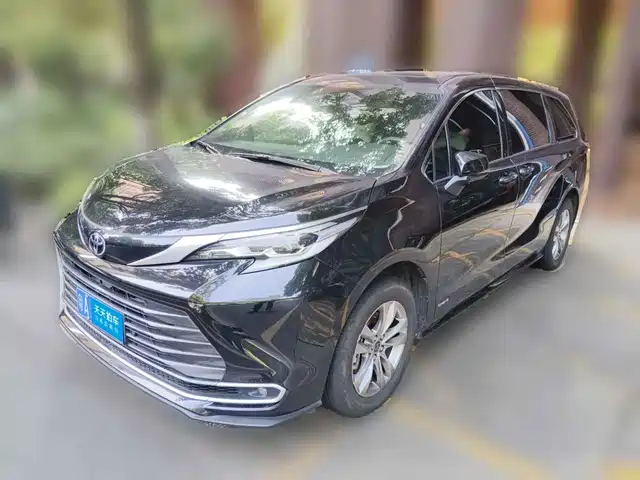 Toyota Sienna 2024 2.5L Hybrid AWD Luxury Edition — фото 1