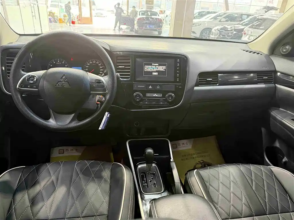 MITSUBISHI OUTLANDER