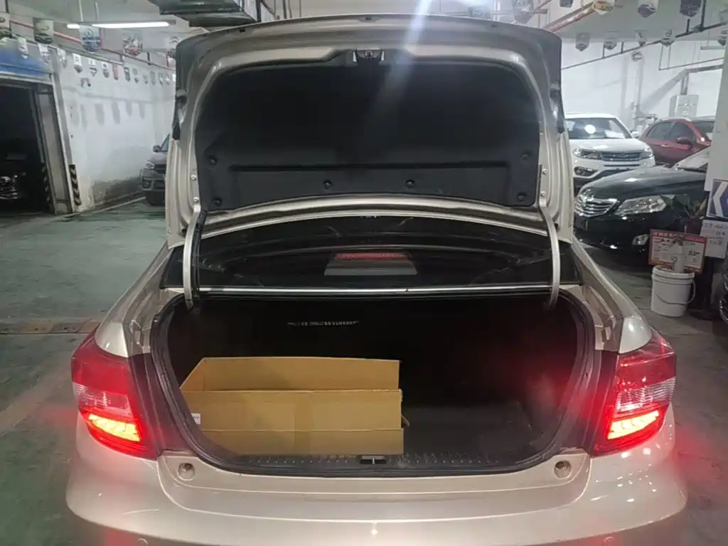Фото 15 - Geely Vision