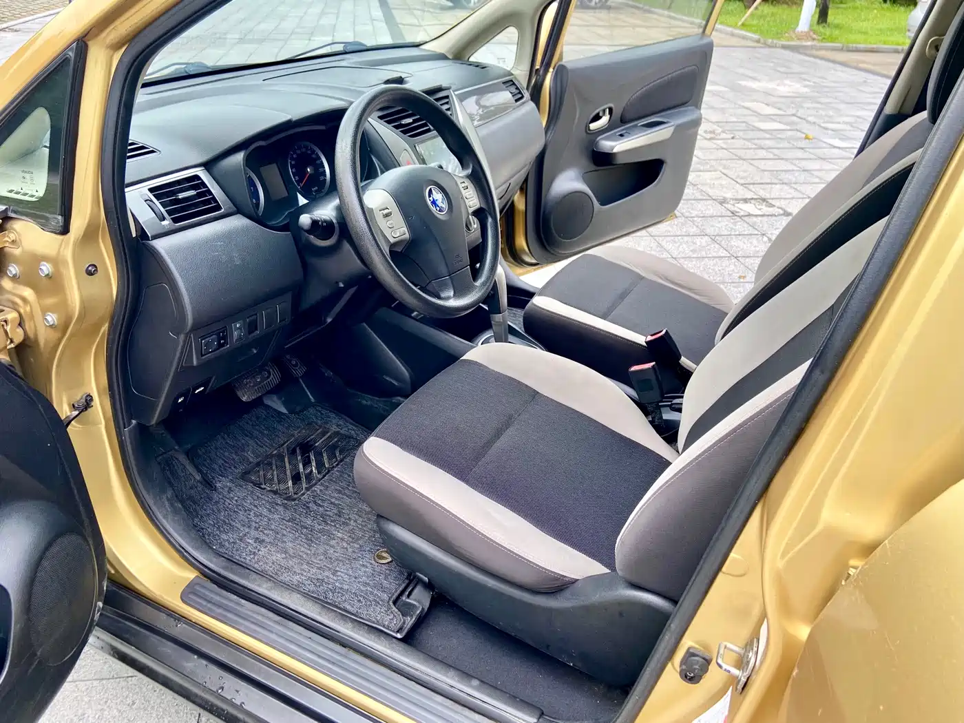Venucia R50X 2015 2015 1.6L Automatic Luxury