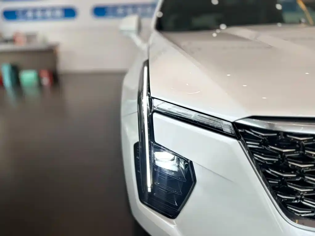 Cadillac XT4 2025 2024 28T 2WD Premium