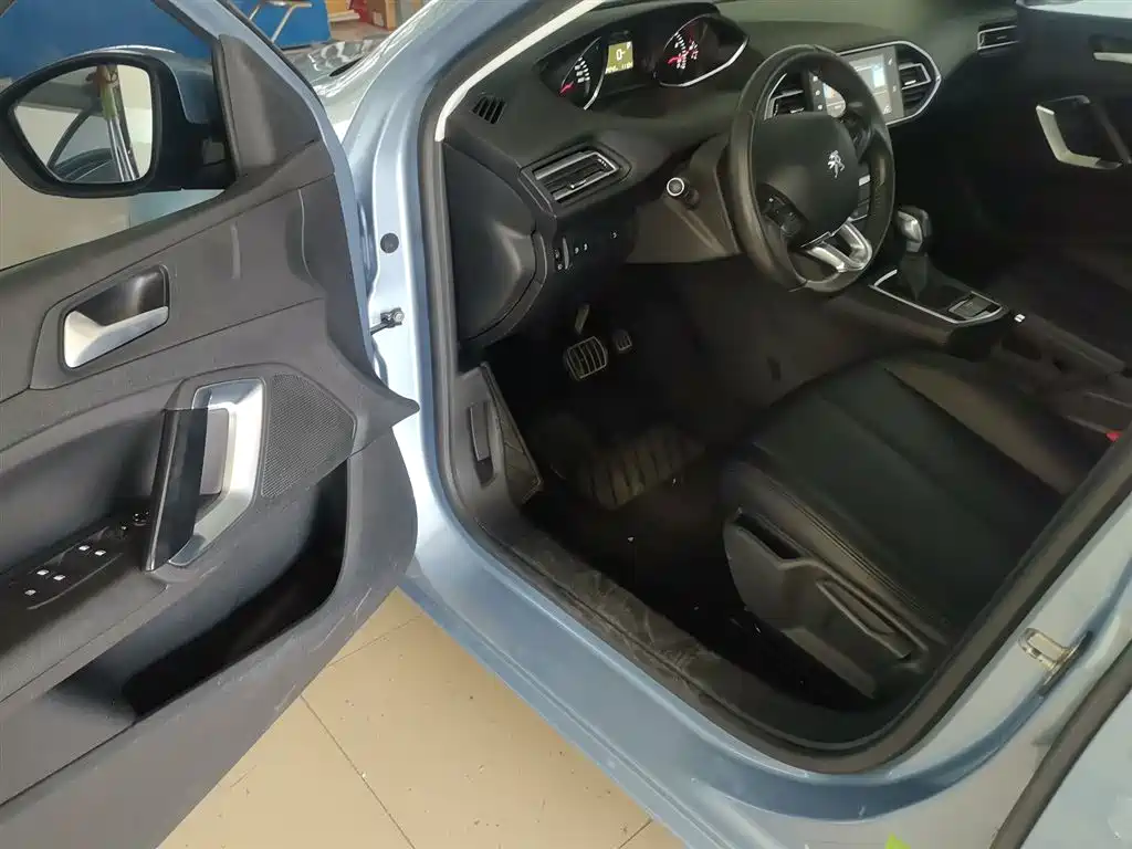 Peugeot 308S 2015 1.2T Auto Dynamic Edition фото 16