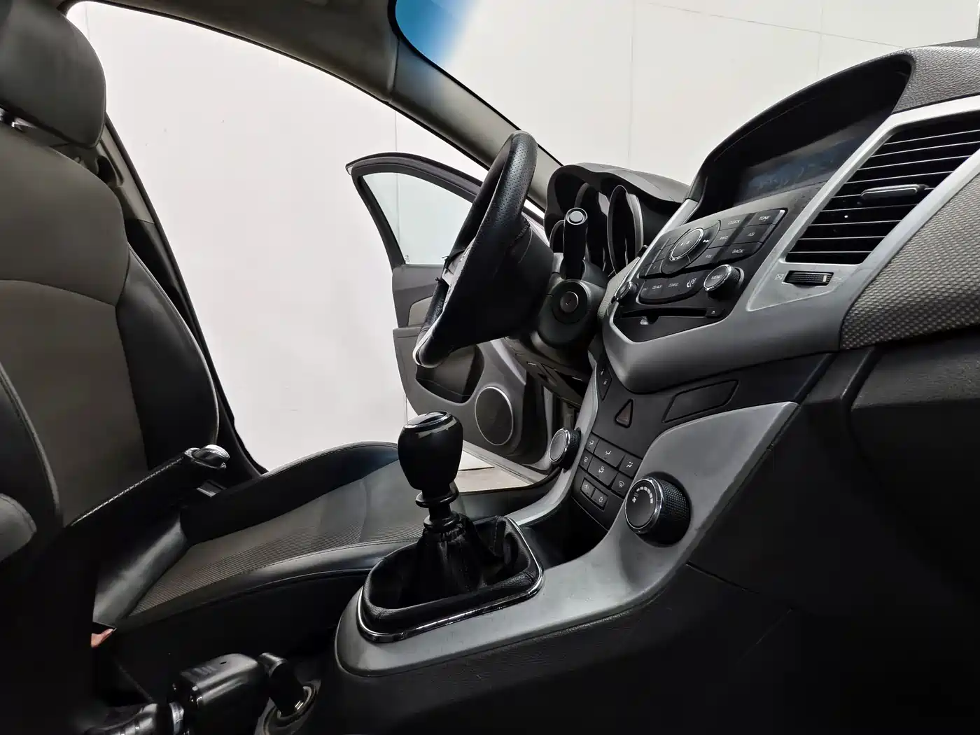 Chevrolet Cruze 2012 1.6L SE MT фото 15