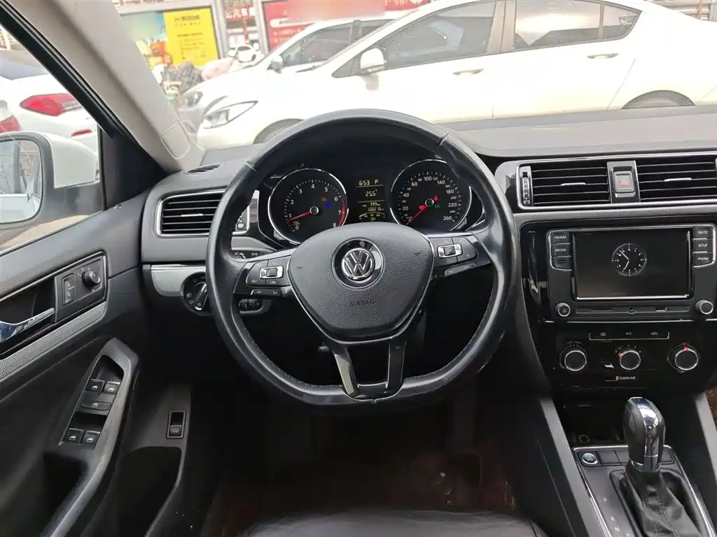 Volkswagen Sagitar 2017 1.6L Automatic Comfort фото 11