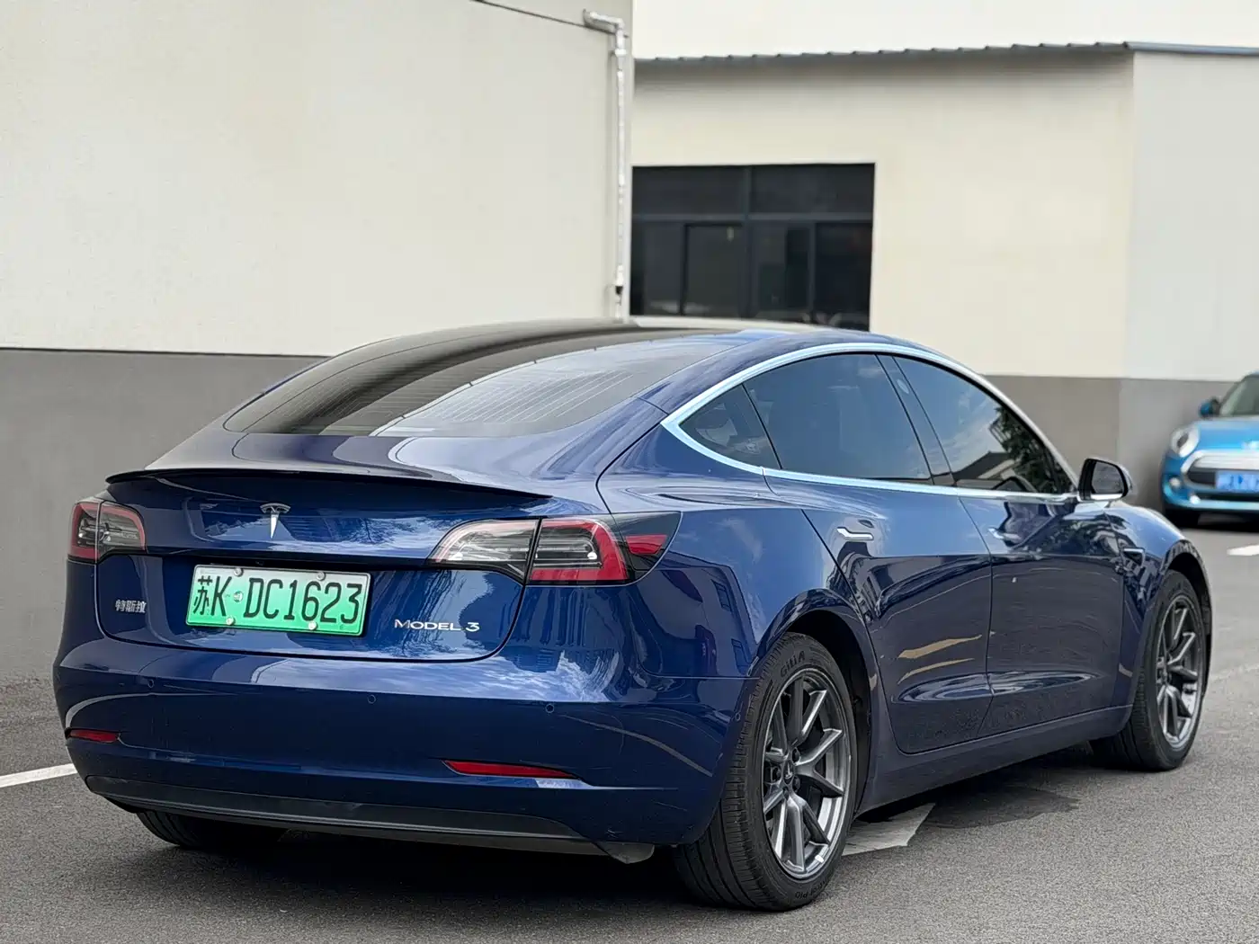 TESLA MODEL 3